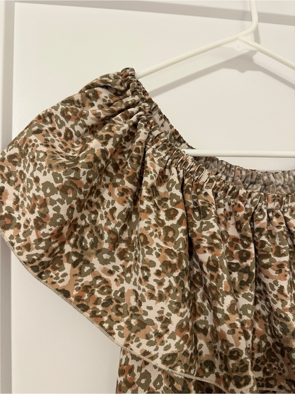 Aritzia Wilfred Leopard Print Promener Off The Shoulder Blouse Size Medium - Picture 5 of 11